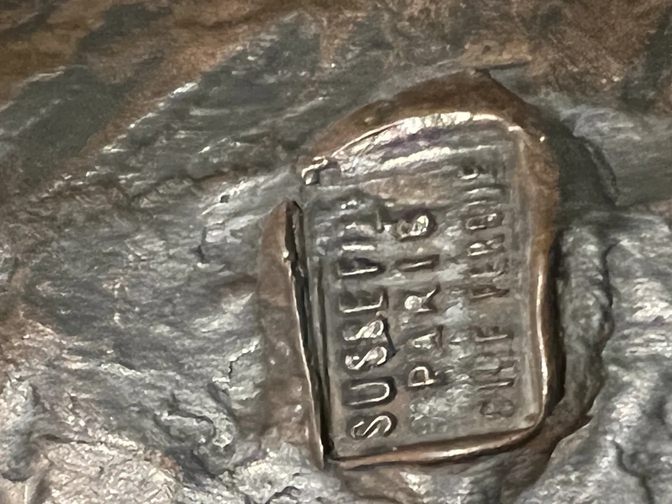 प्राचीन मूर्ति जिसमें बनावट और हस्ताक्षर है