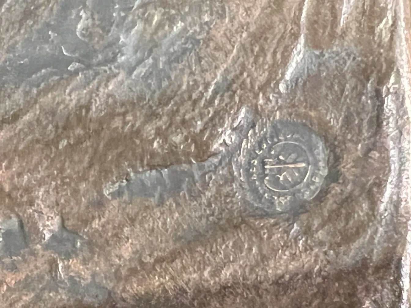 古代雕塑，质感饰面，细节可见，经典环境。