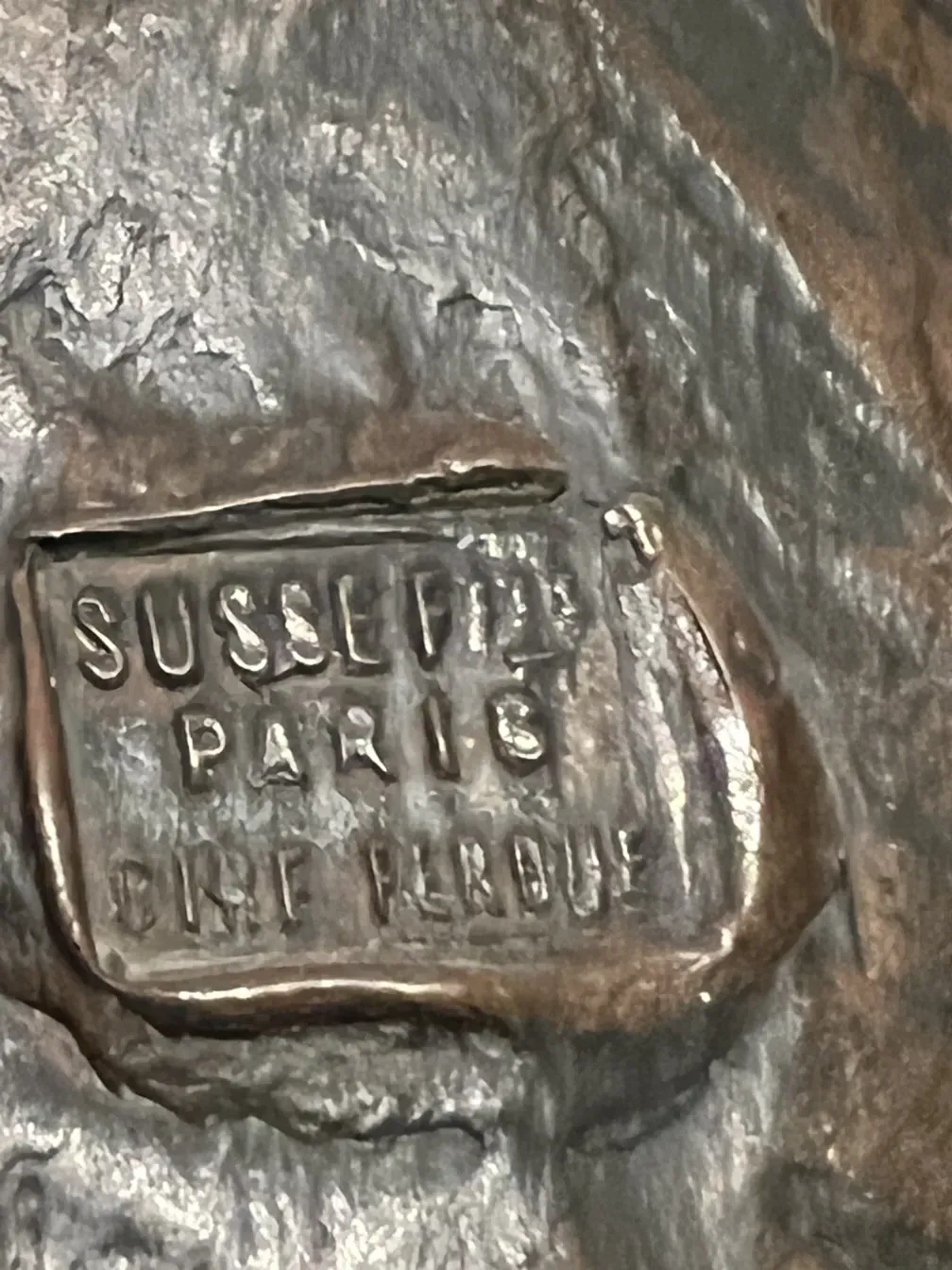 antike Skulptur mit Inschrift von Jane Le Soudier