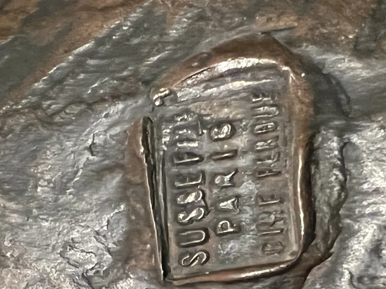 古代雕塑细节，带有可见的签名