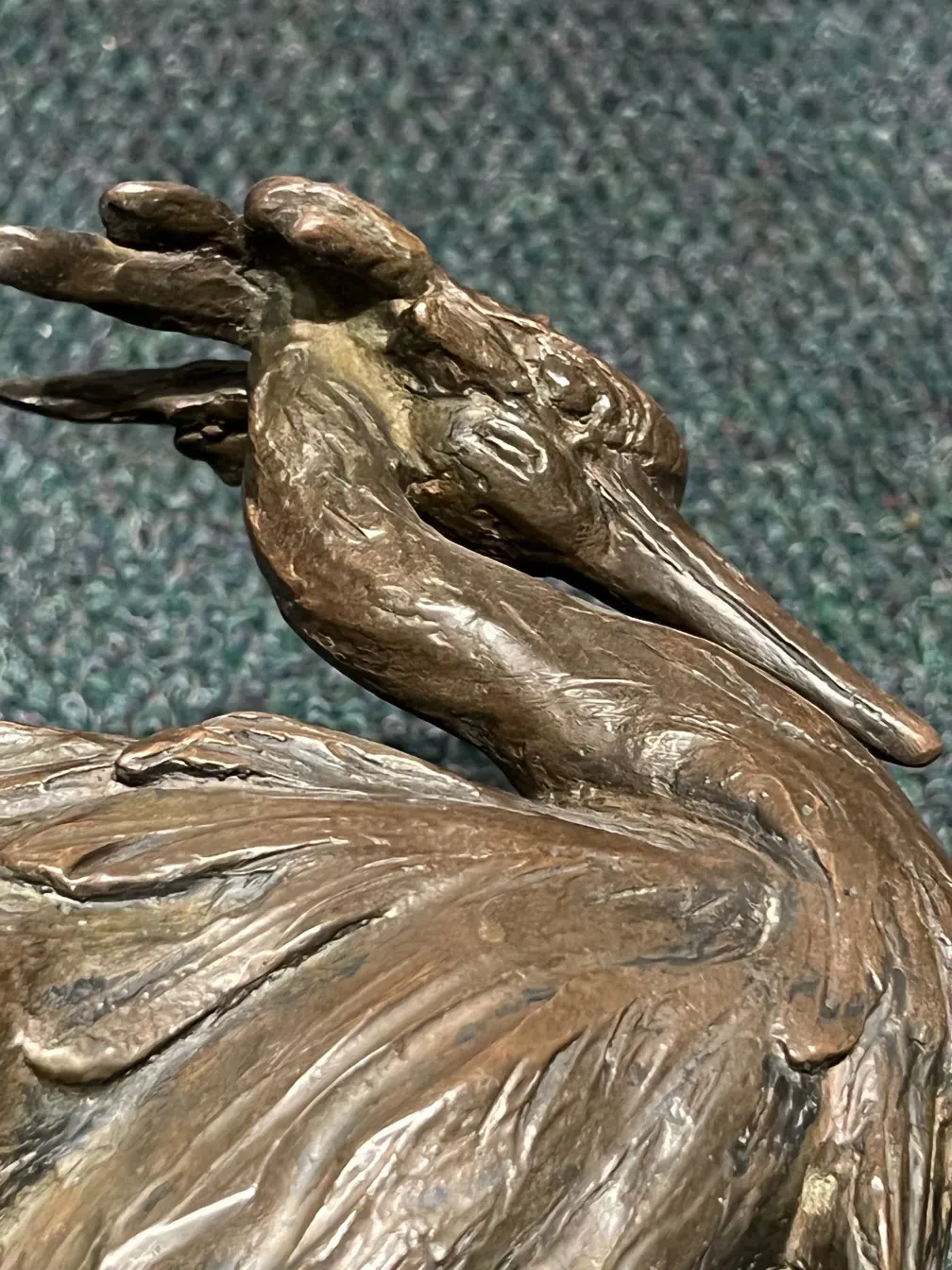 escultura antiga representando um pássaro em detalhes