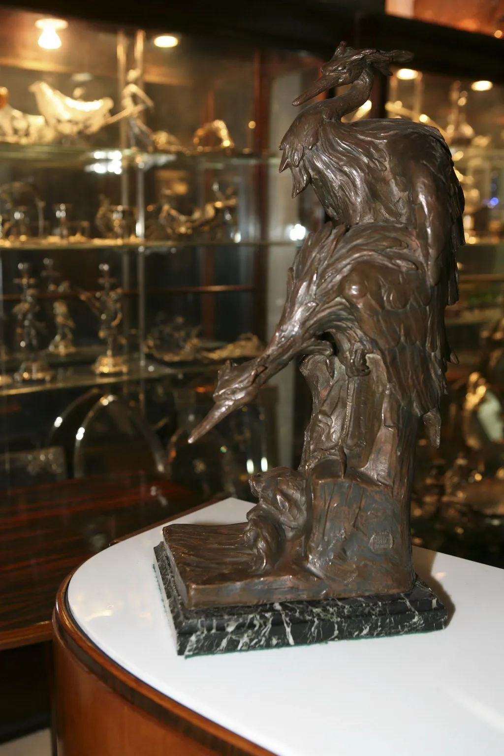 Escultura antigua de Jane Le Soudier con detalles ornados