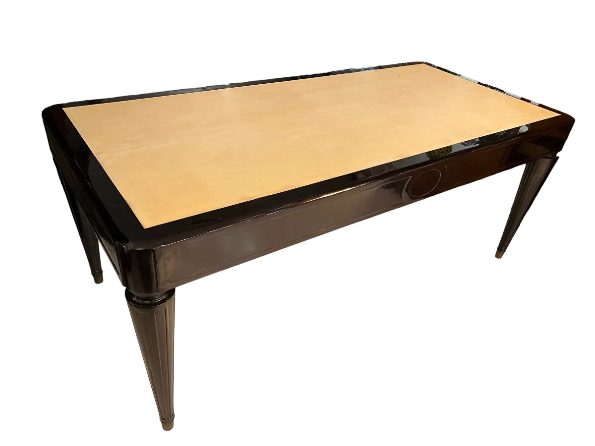 Scrivania antica di Nordiska Kompaniet con design elegante e gambe scolpite