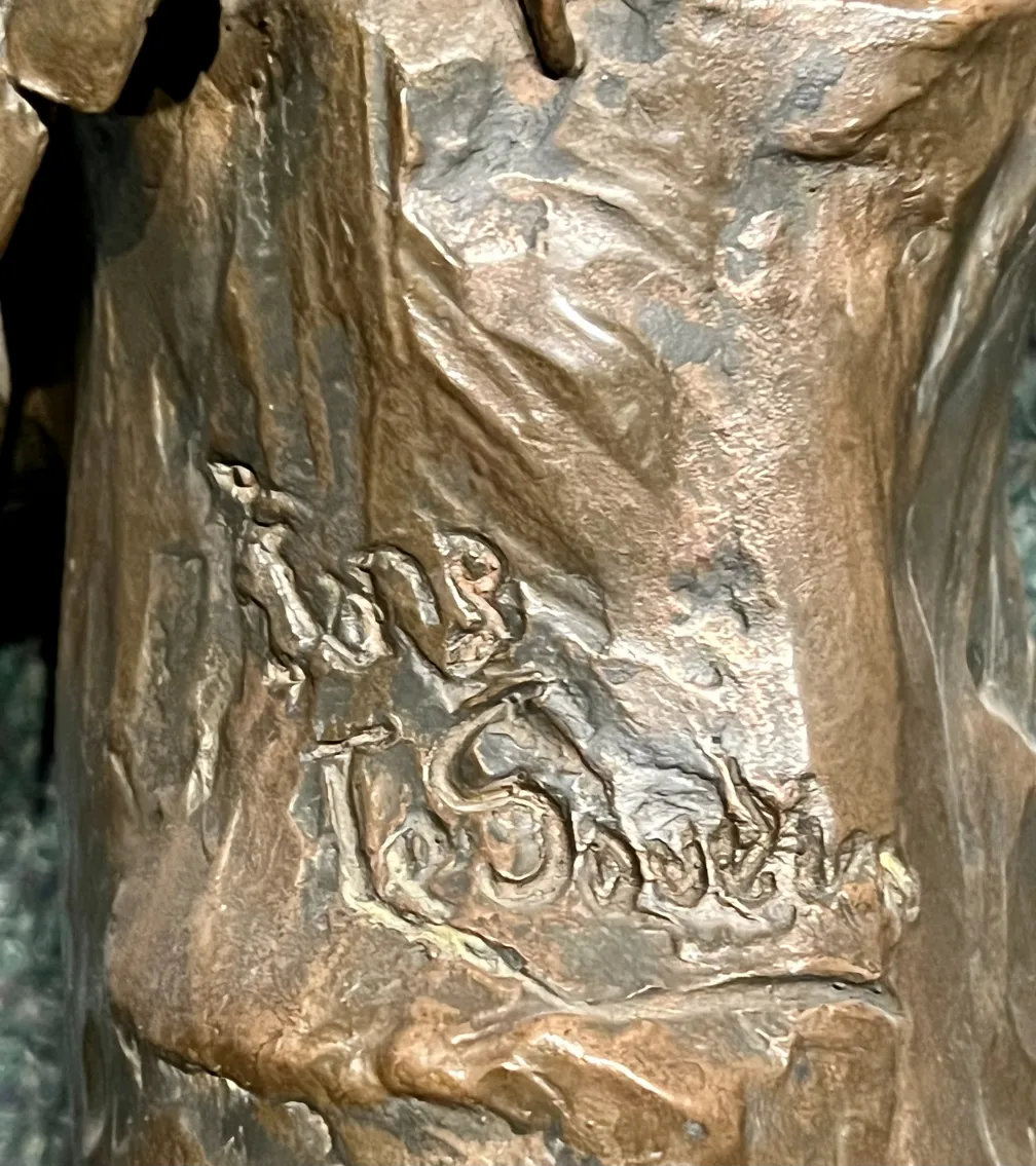 escultura antiga em bronze com detalhes luminosos