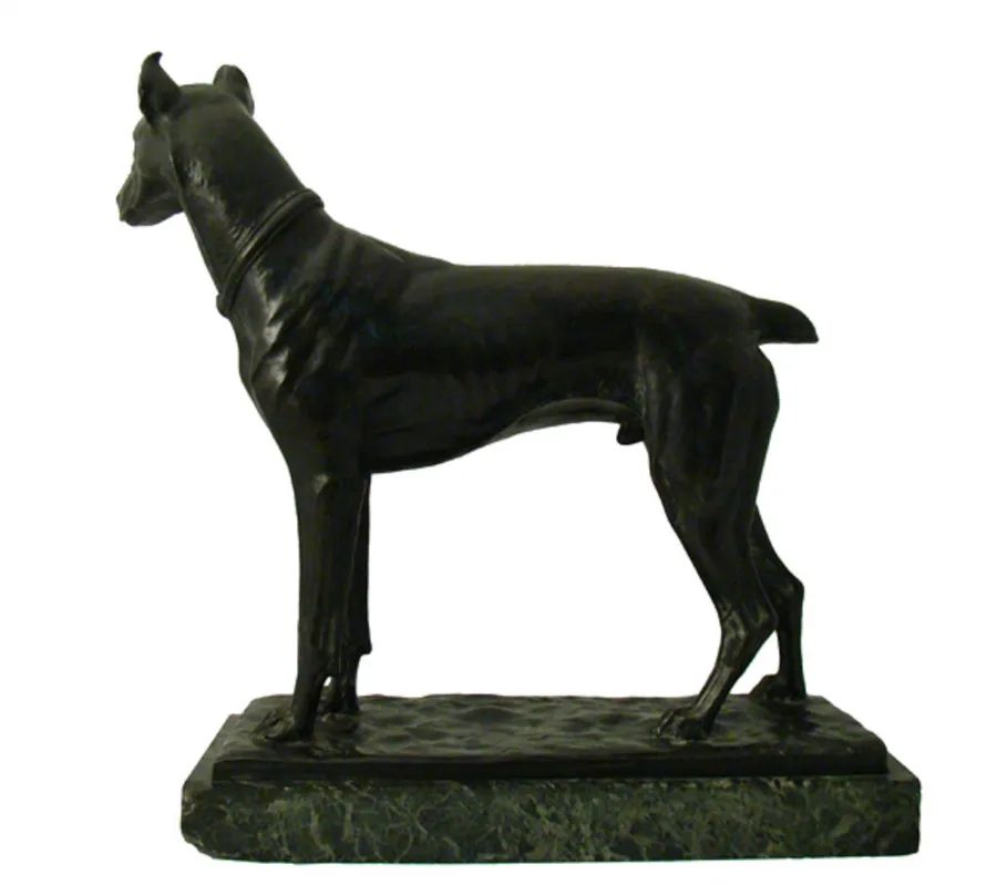 antike Skulptur eines Hundes auf grünem Sockel