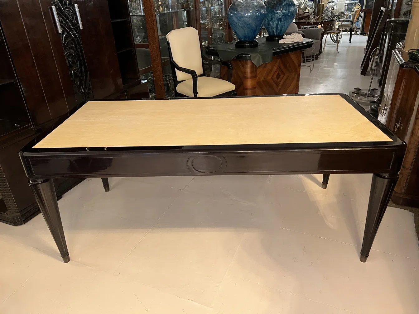 Escritorio antigo da Nordiska Kompaniet, cor escura com acabamento elegante, situado em um ambiente de móveis vintage.