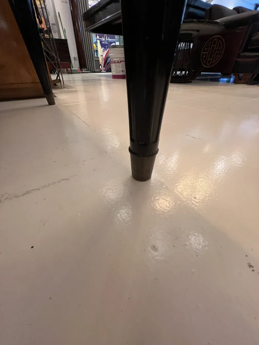 Vue d'un bureau ancien avec des pieds noirs dans une ambiance chaleureuse.