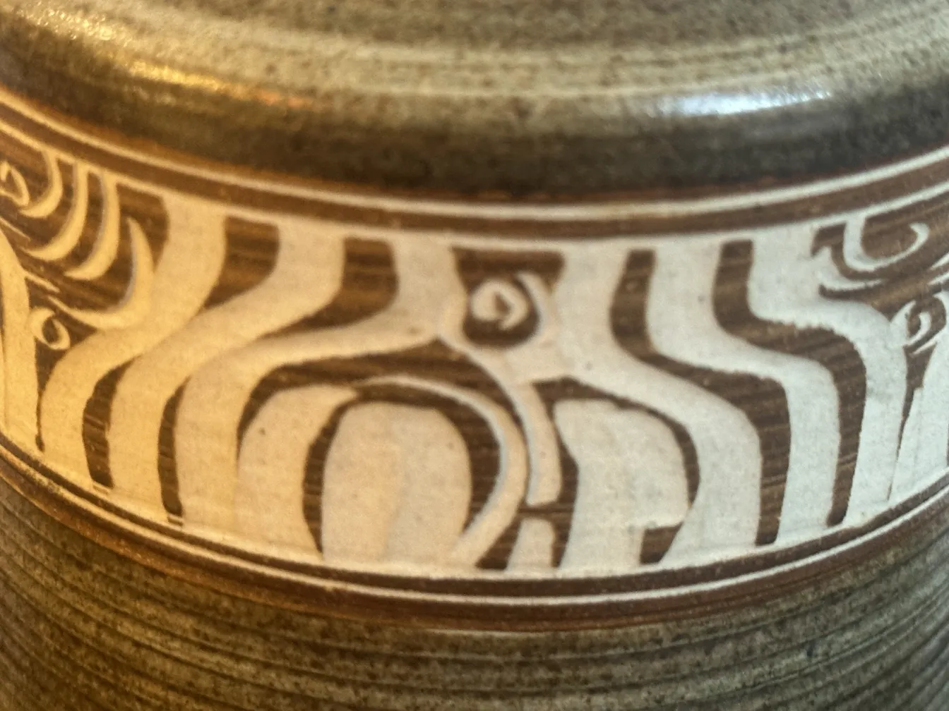 Cerâmica antiga com decorações artesanais únicas.