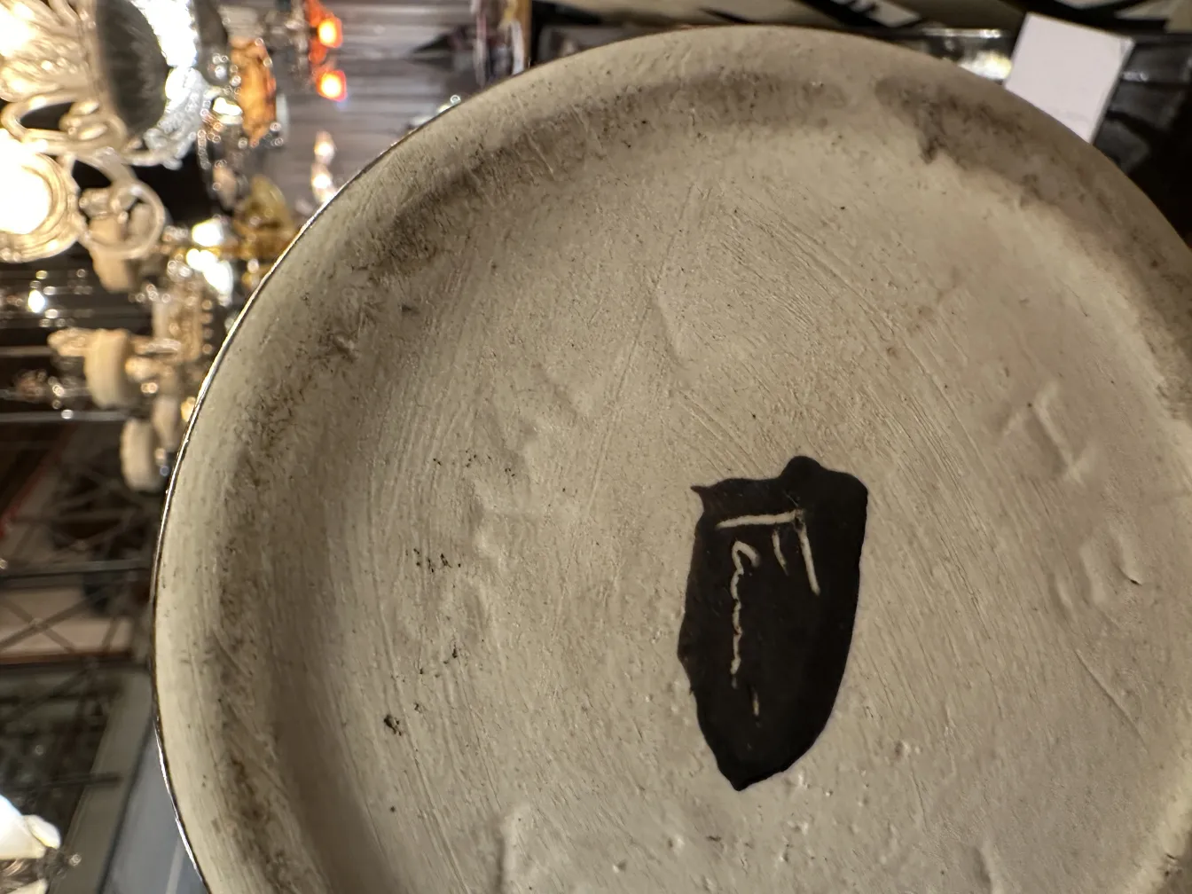 눈에 보이는 표시가 있는 고대 세라믹 접시