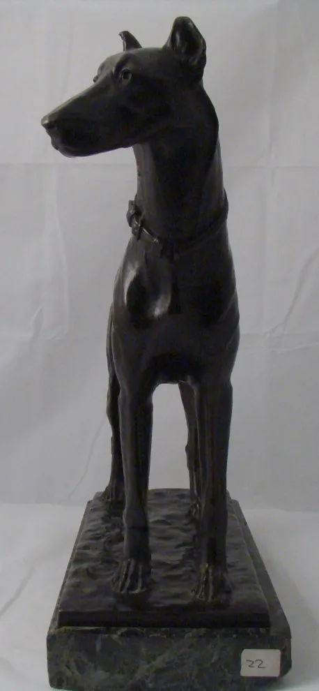 古代の犬の彫刻が立っている、フリッツ・ディラー作。