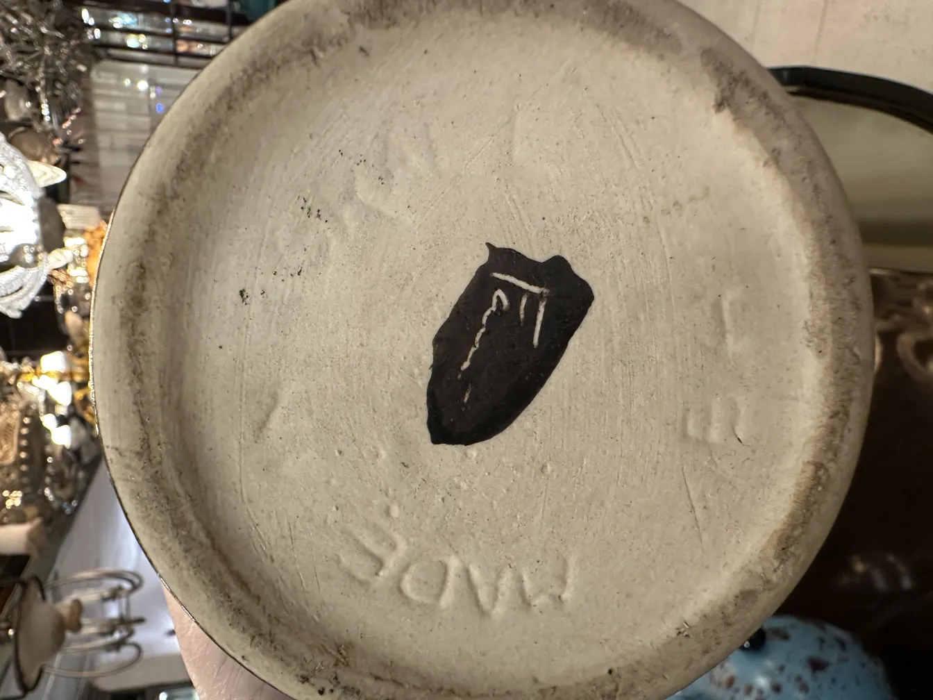 Piatto di ceramica antica con dettagli decorativi visibili in un ambiente vintage.