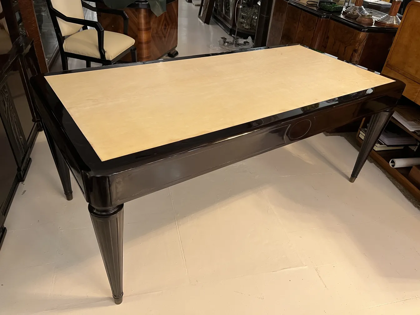 Bureau ancien avec surface claire et jambes élégantes dans un cadre classique.