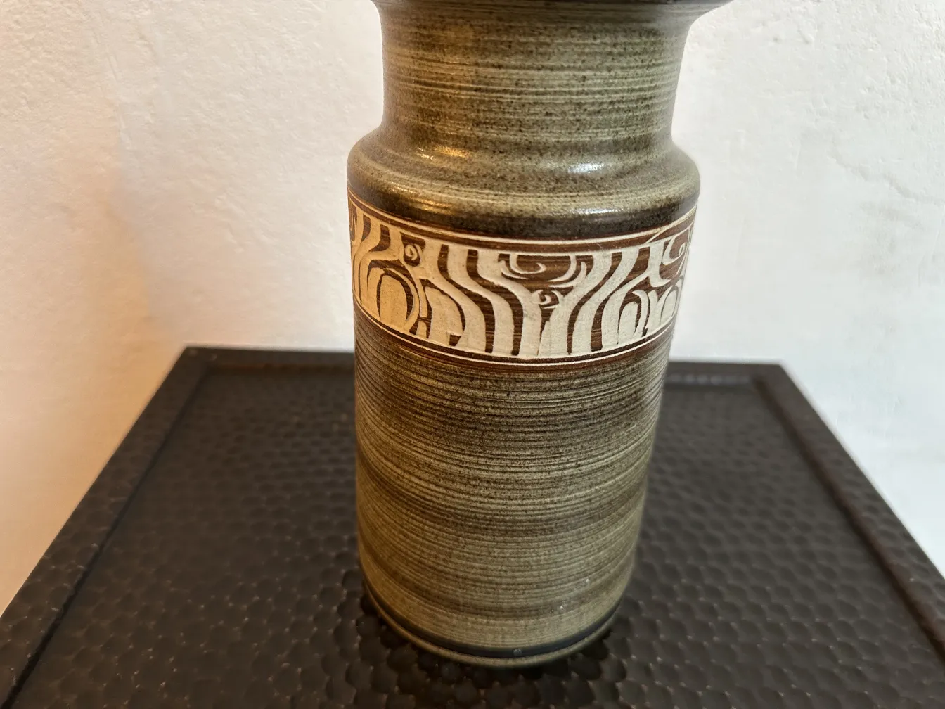 Antica ceramica con motivo decorativo sulla superficie.