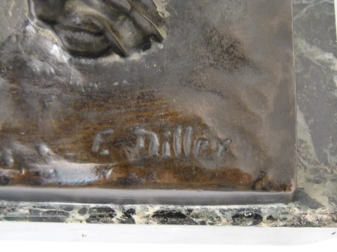 escultura antiga com assinatura de fritz diller, detalhes intrincados