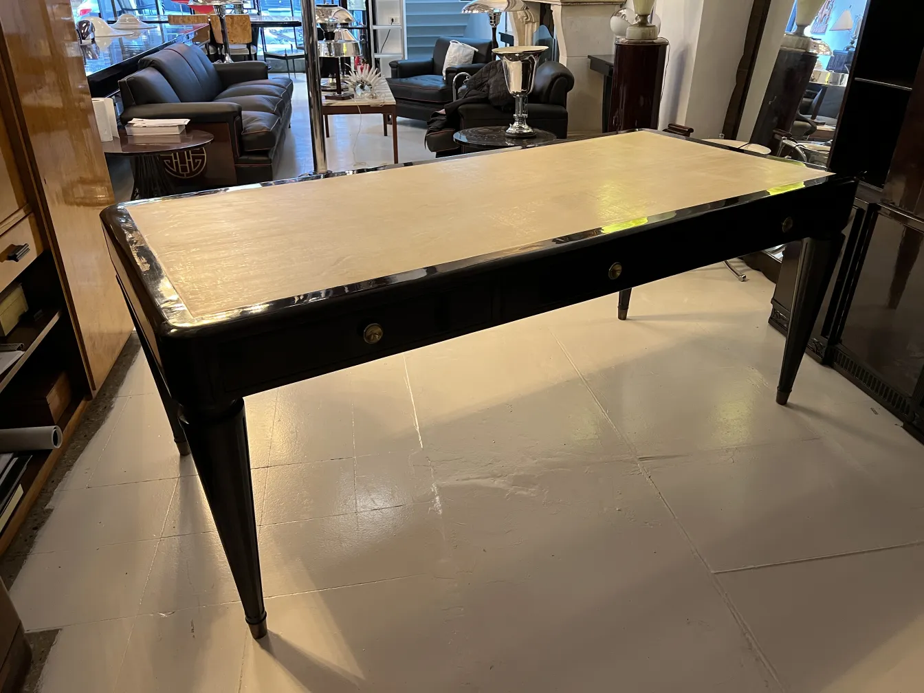 escritorio antigo com gavetas em um ambiente elegante