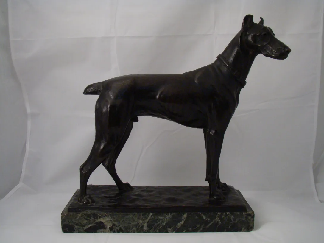 Sculpture ancienne d'un chien en position debout