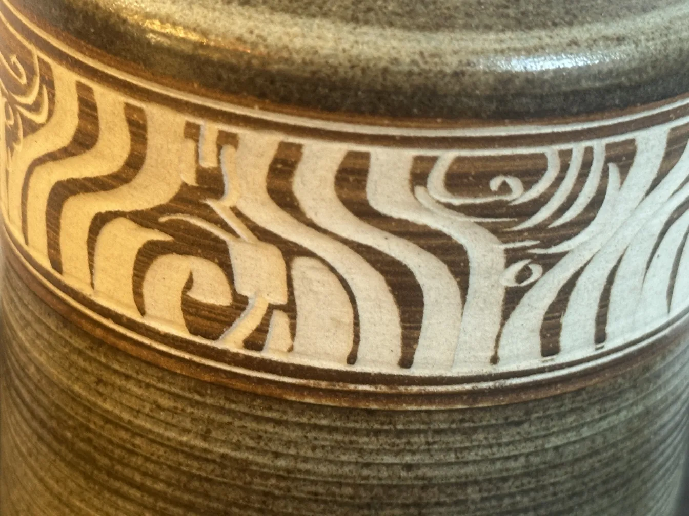 Décoration de céramique ancienne avec des motifs clairs et foncés.