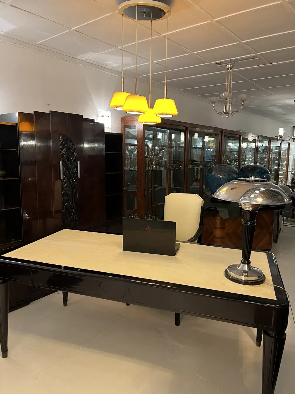 scrivania antica con lampada gialla in ambiente elegante