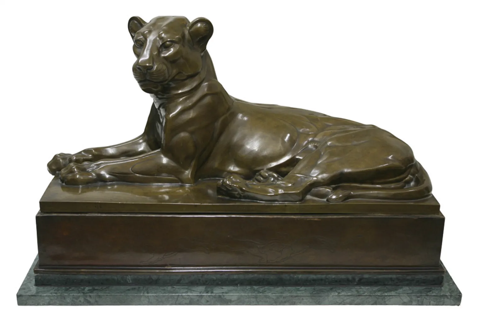 sculpture antique de lionne reposant sur une base
