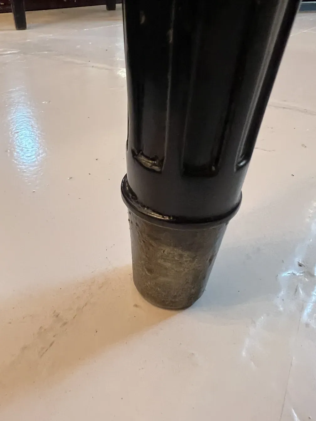 Antiker Schreibtisch mit Brückenfüßen und elegantem Design.