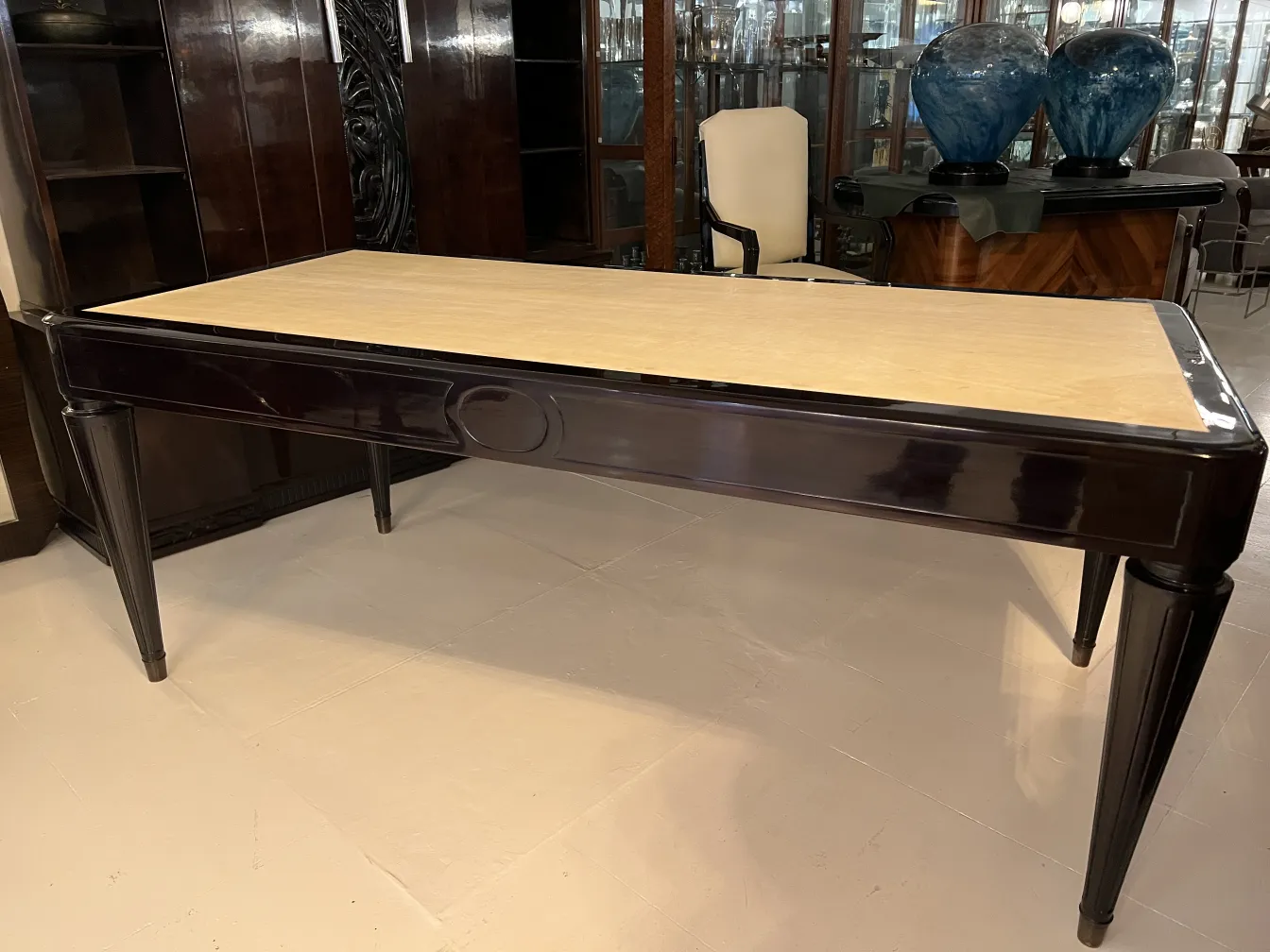 escritorio antigo com superfície clara em um ambiente elegante