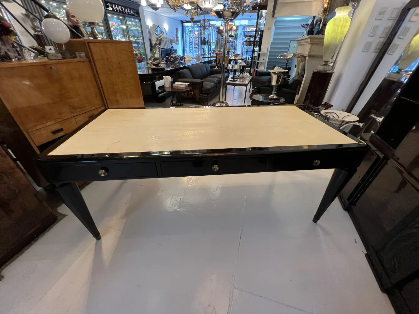 Bureau ancien au design classique avec détails décoratifs