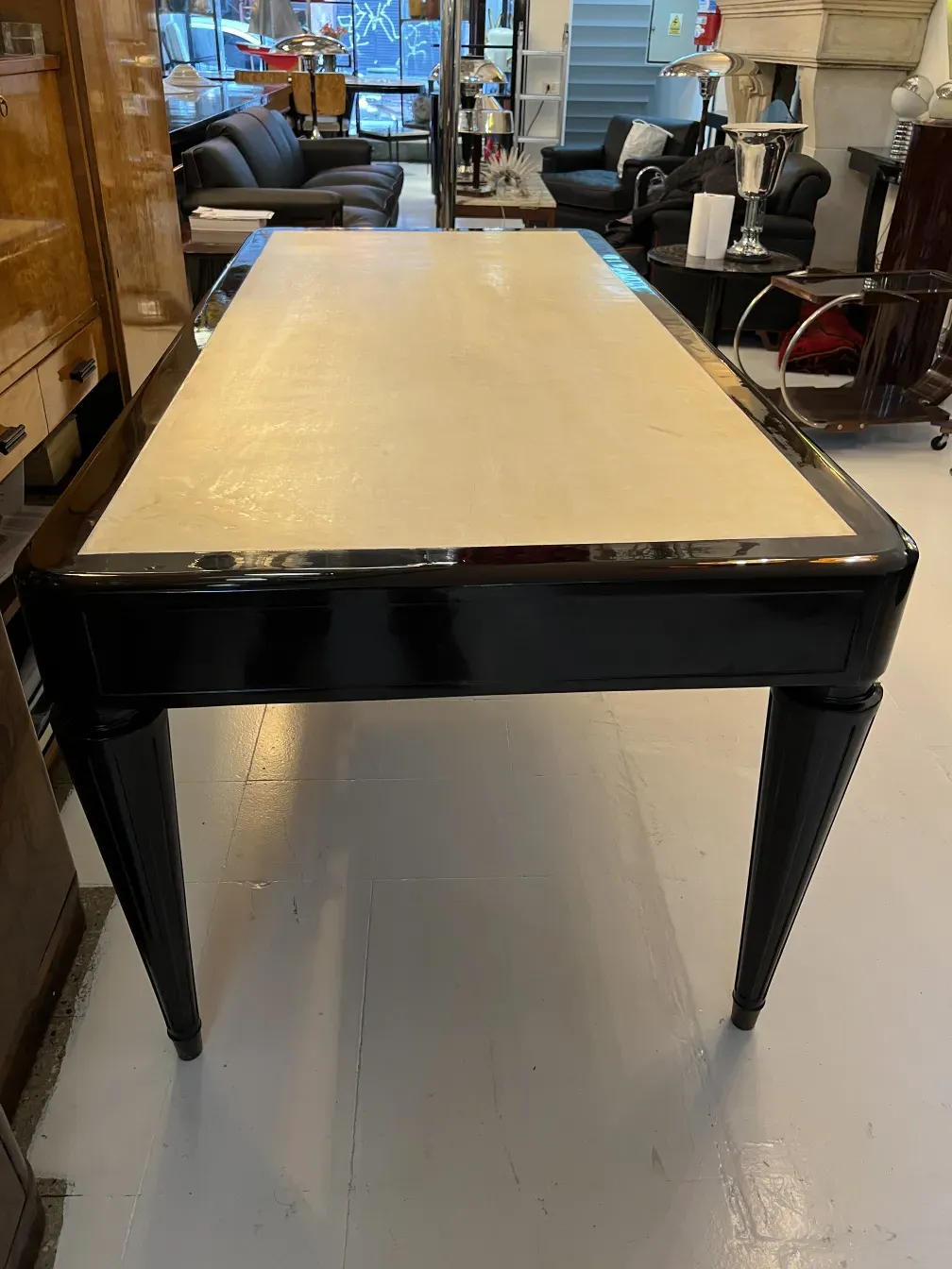 escritorio antiguo con top rectangular y patas cónicas