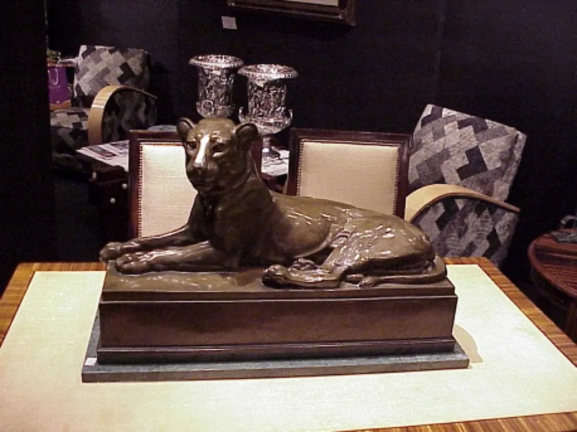 antike Skulptur eines ruhenden Löwen von Rudolf Pauschinger