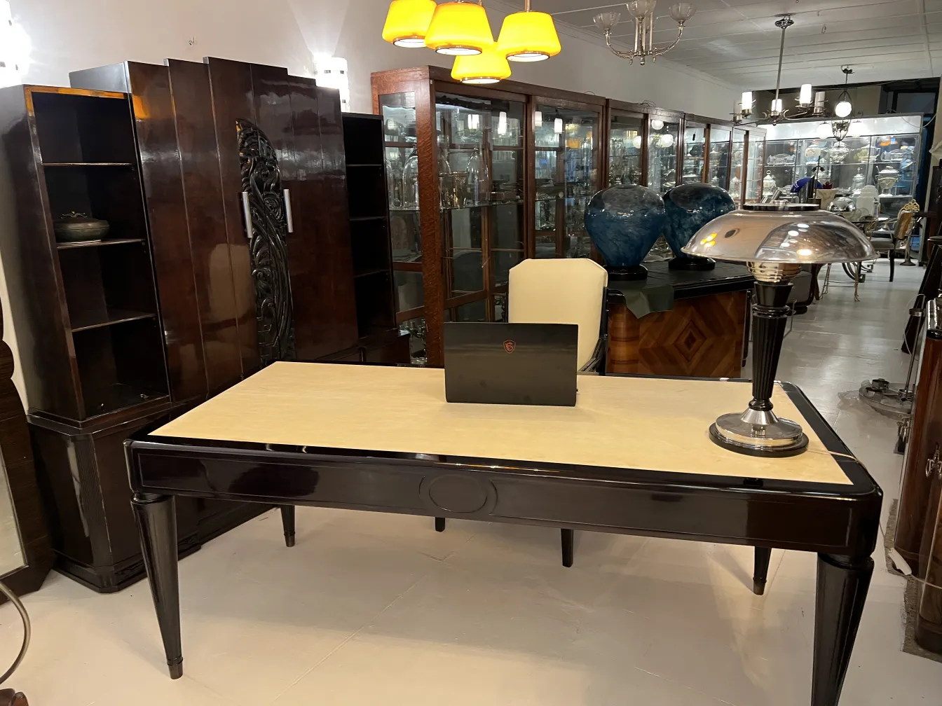 scrivania antica con lampada e dettagli eleganti