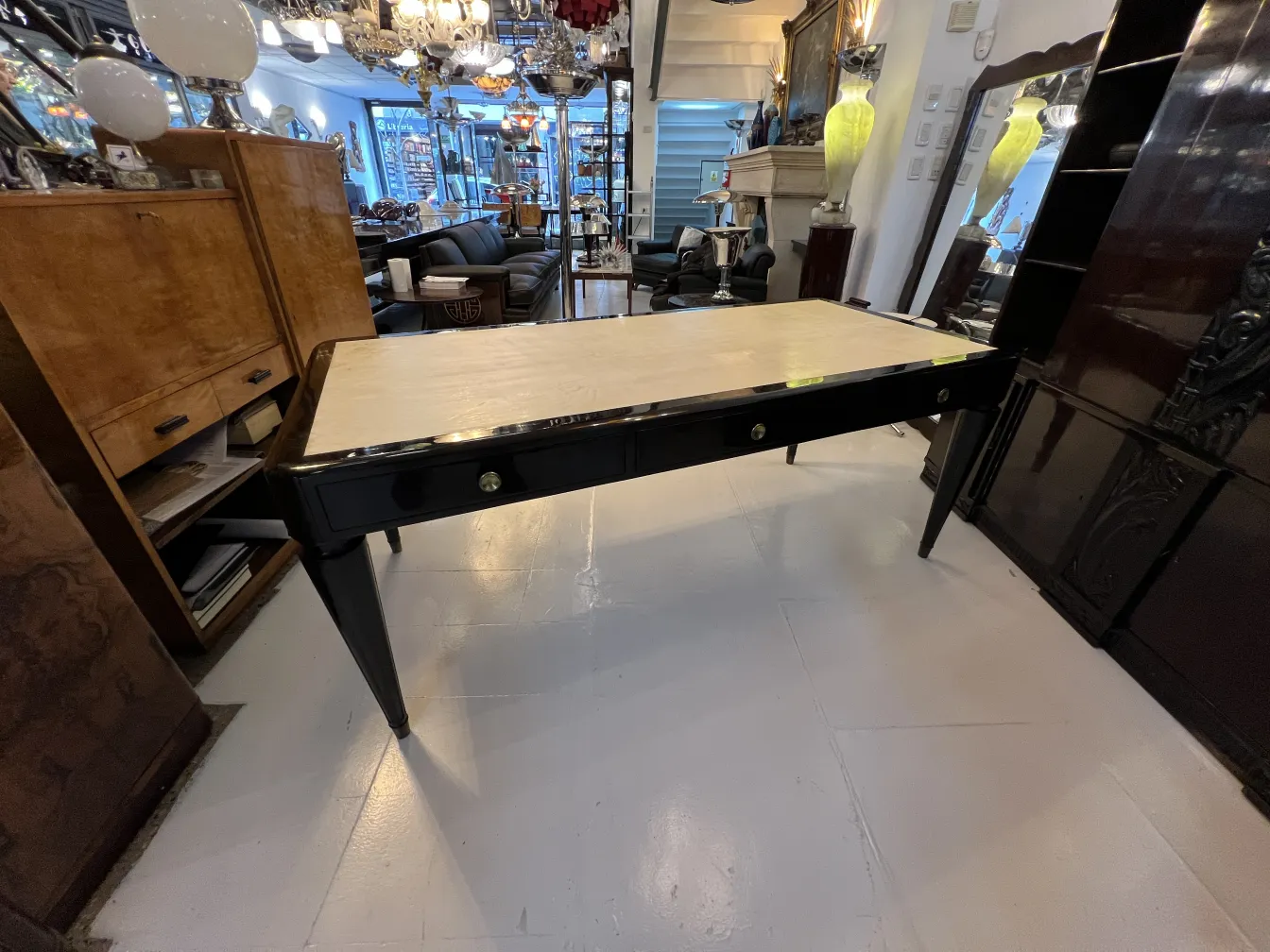 scrivania antica con design elegante e lucido