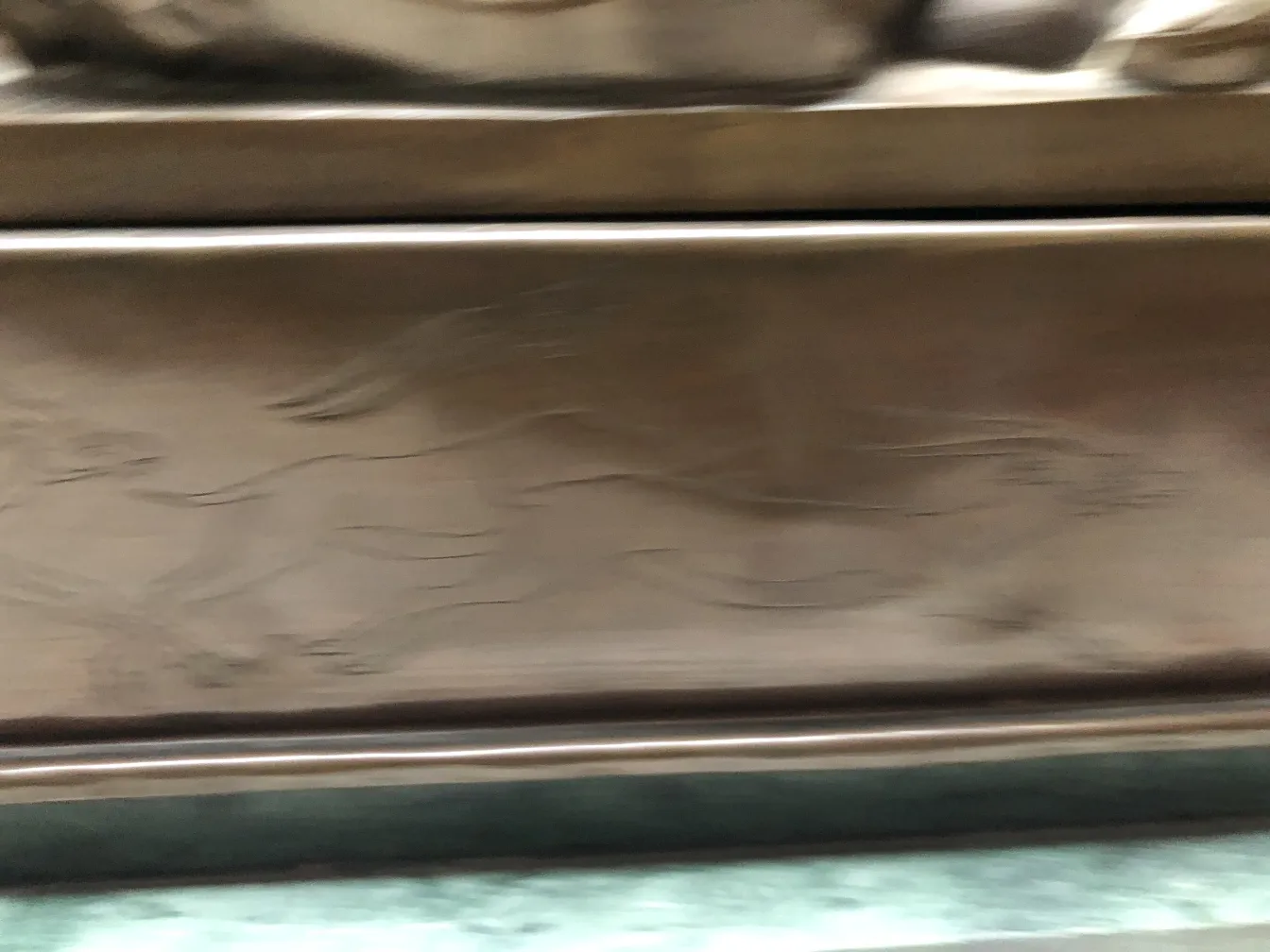 scultura antica con incisioni dettagliate e texture