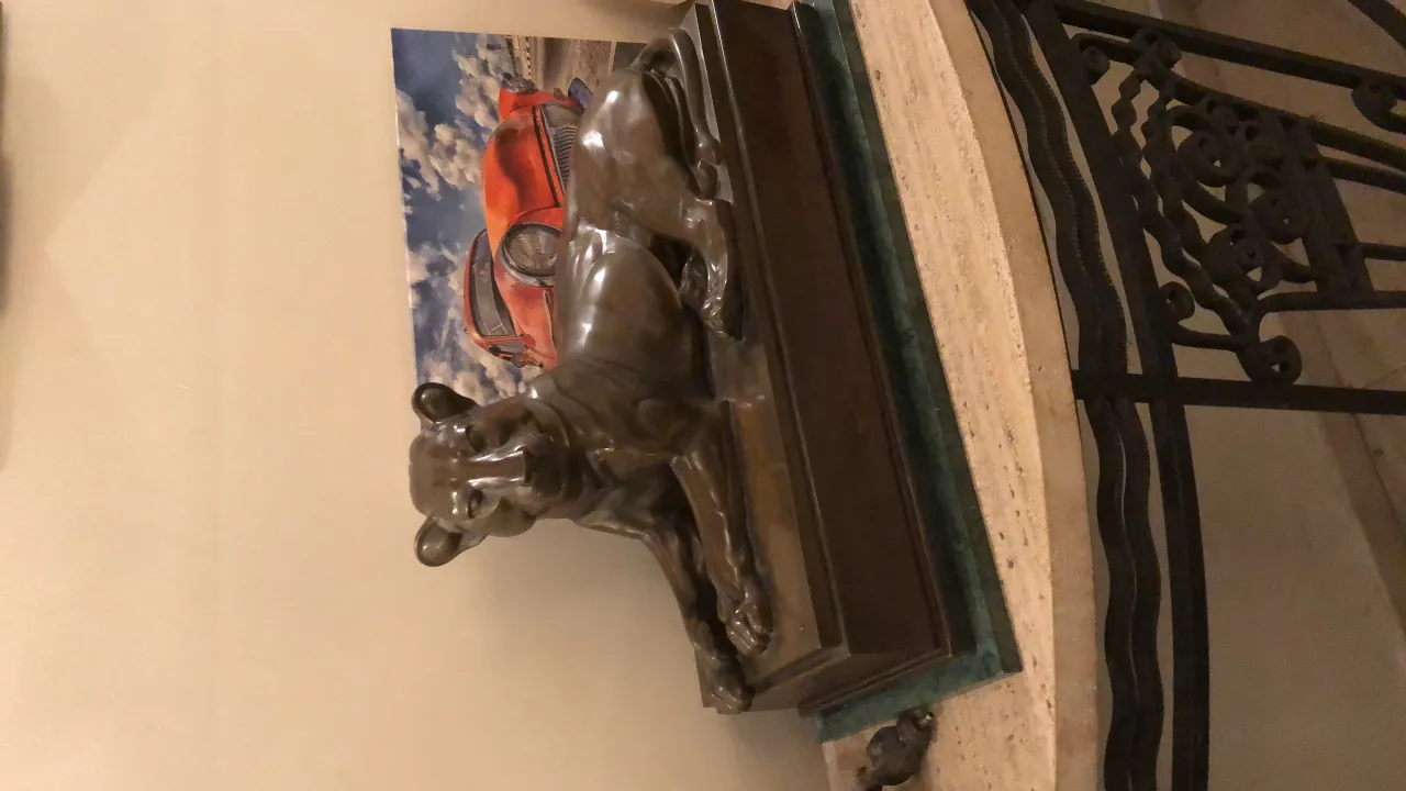 Escultura antiga de um animal em um ambiente elegante