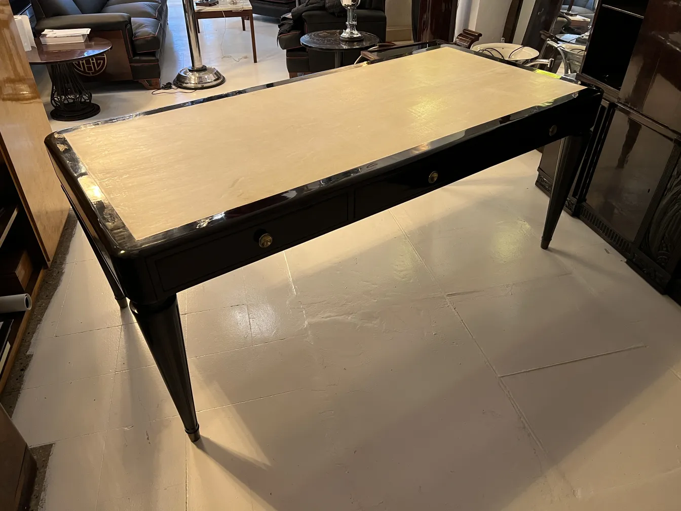 bureau ancien avec surface claire et poignées rondes