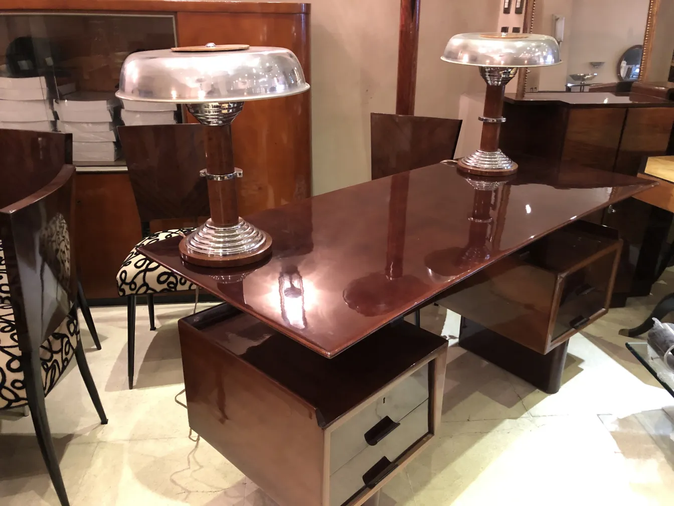 escritorio antiguo con lámparas de mesa en un ambiente elegante