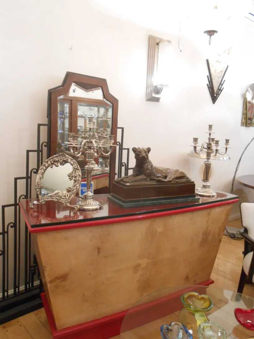 escultura antigua de un gato en un entorno clásico