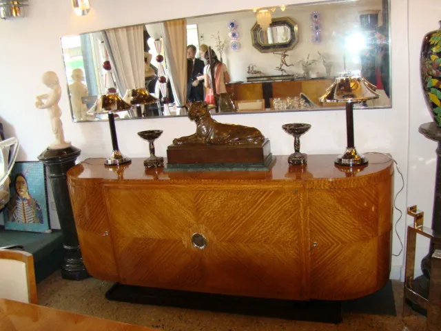 Escultura antiga decorativa com figura em relevo e lâmpadas