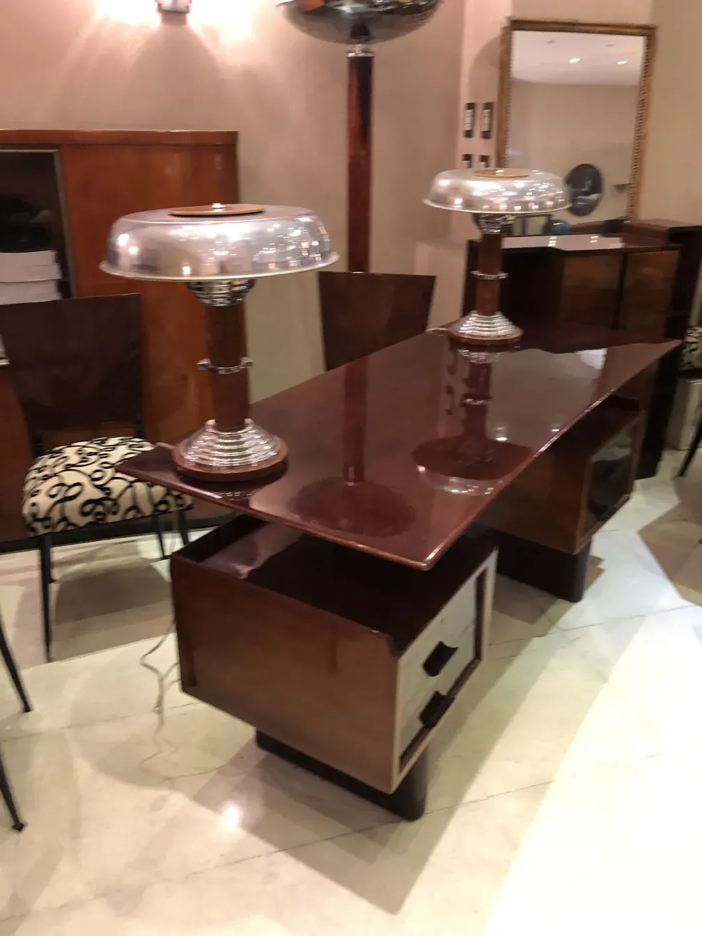 Bureau ancien avec des lampes dans un environnement confortable