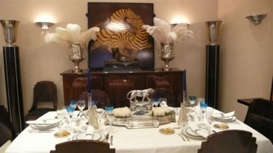 sculpture antique sur une table élégamment décorée