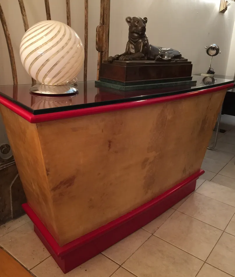 scultura antica di un leone su una base