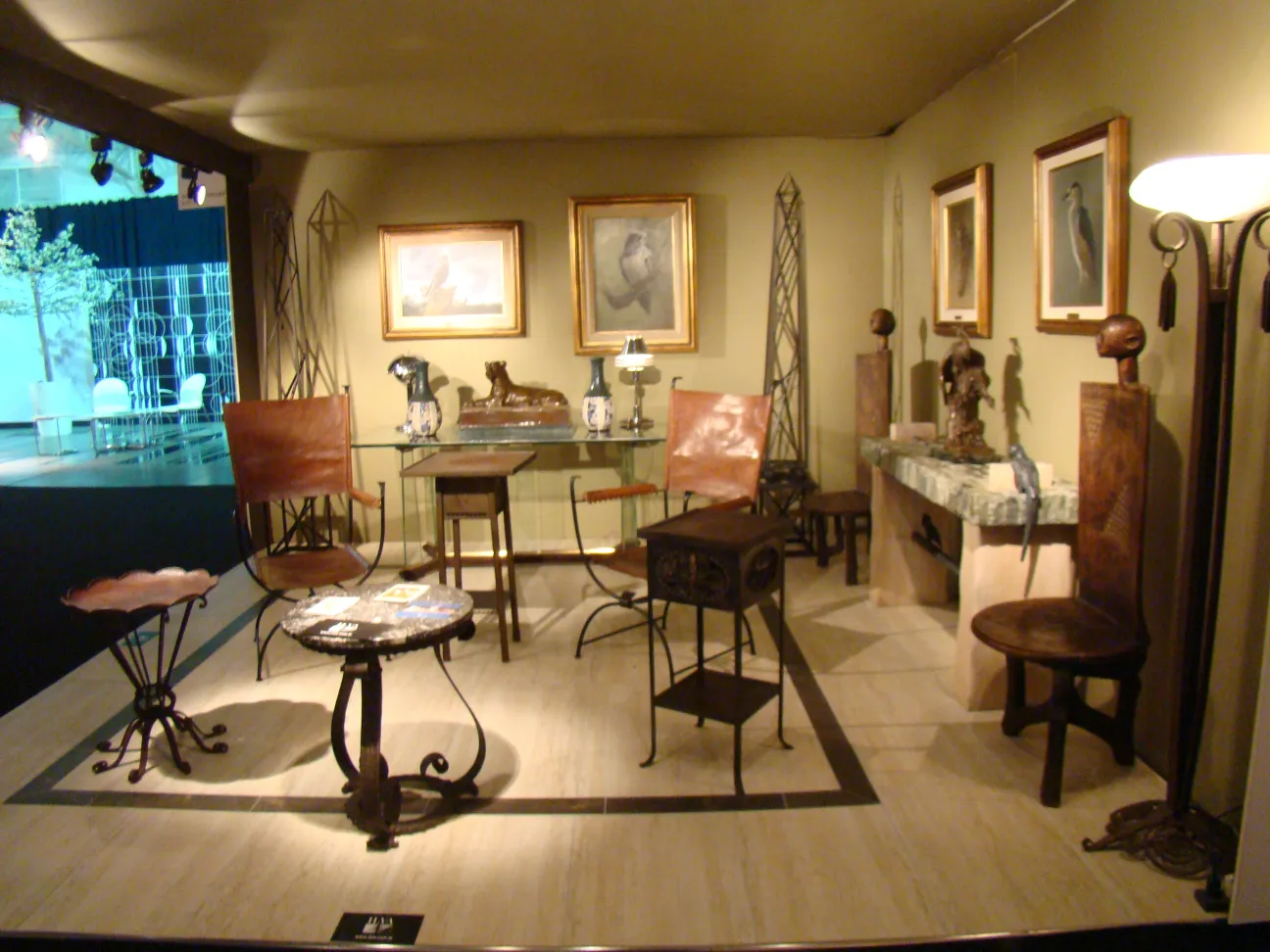 家具のある部屋に展示されている古い彫刻