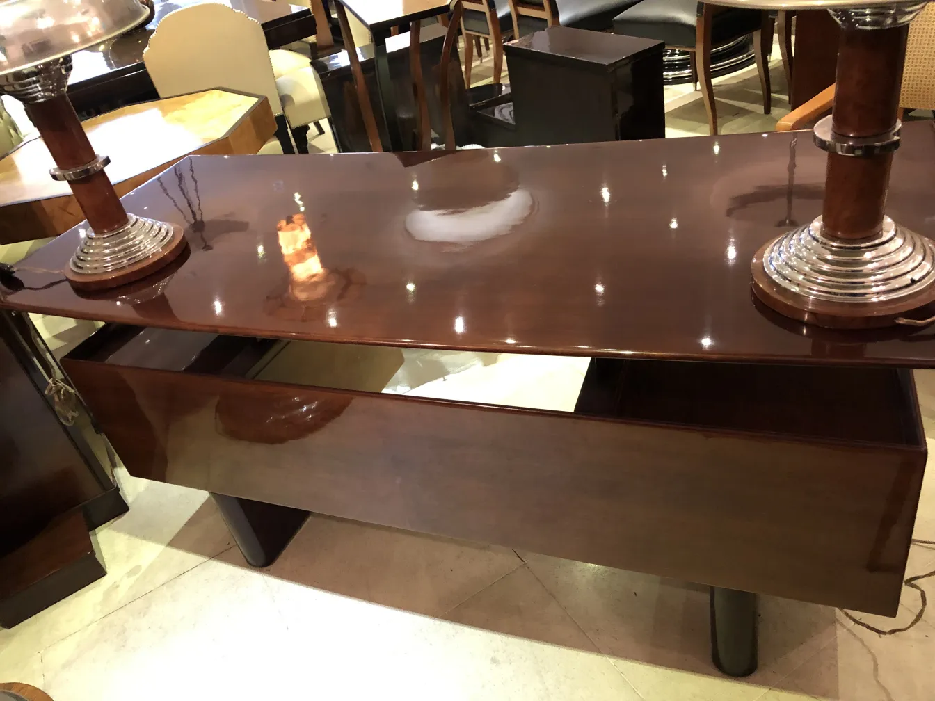 Escritorio antiguo brillante con lámpara y ambiente acogedor