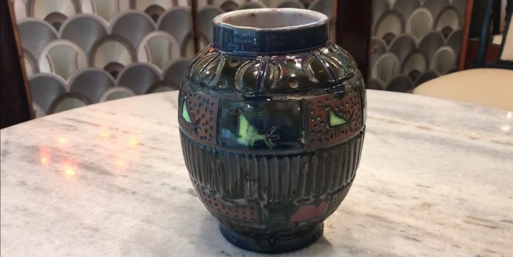 vaso in ceramica antica con dettagli colorati