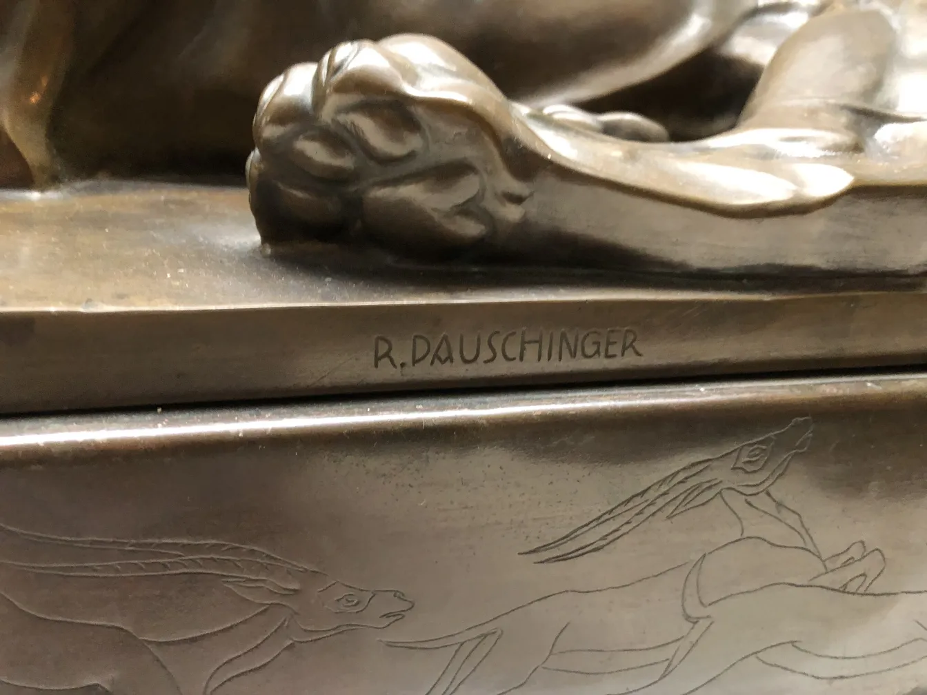 동물 세부 사항이 있는 오래된 조각상 바닥