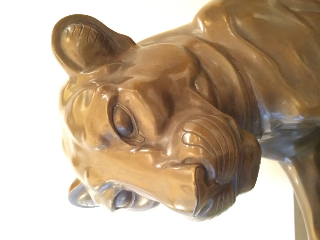 细致的古代动物雕塑，表现生动