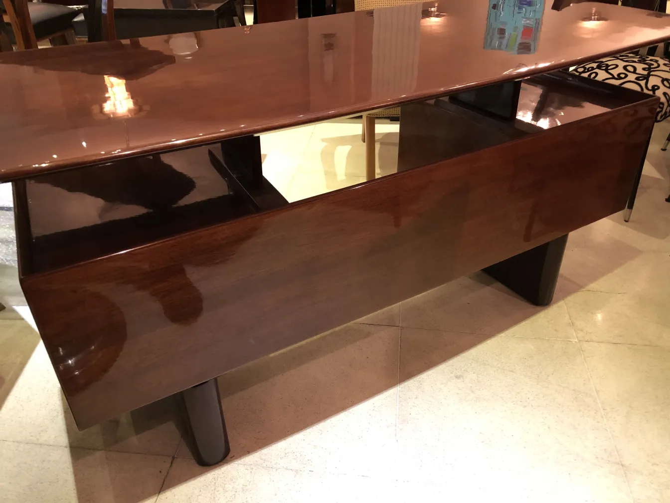 Vista de uma mesa antiga com acabamento brilhante