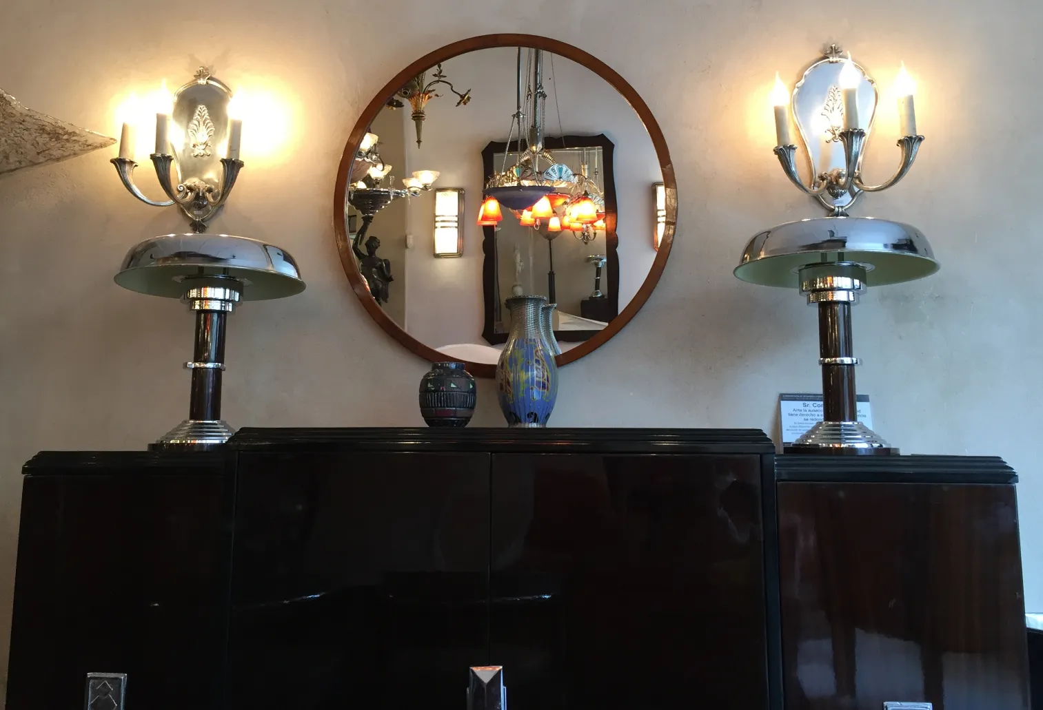 Cerâmica decorativa antiga em ambiente elegante com lâmpadas