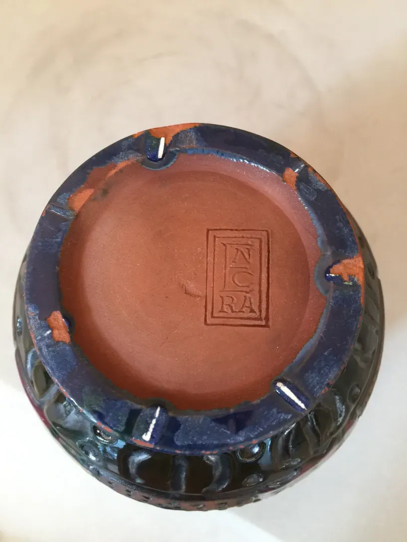 Vista inferiore di una antica ceramica decorativa con firma