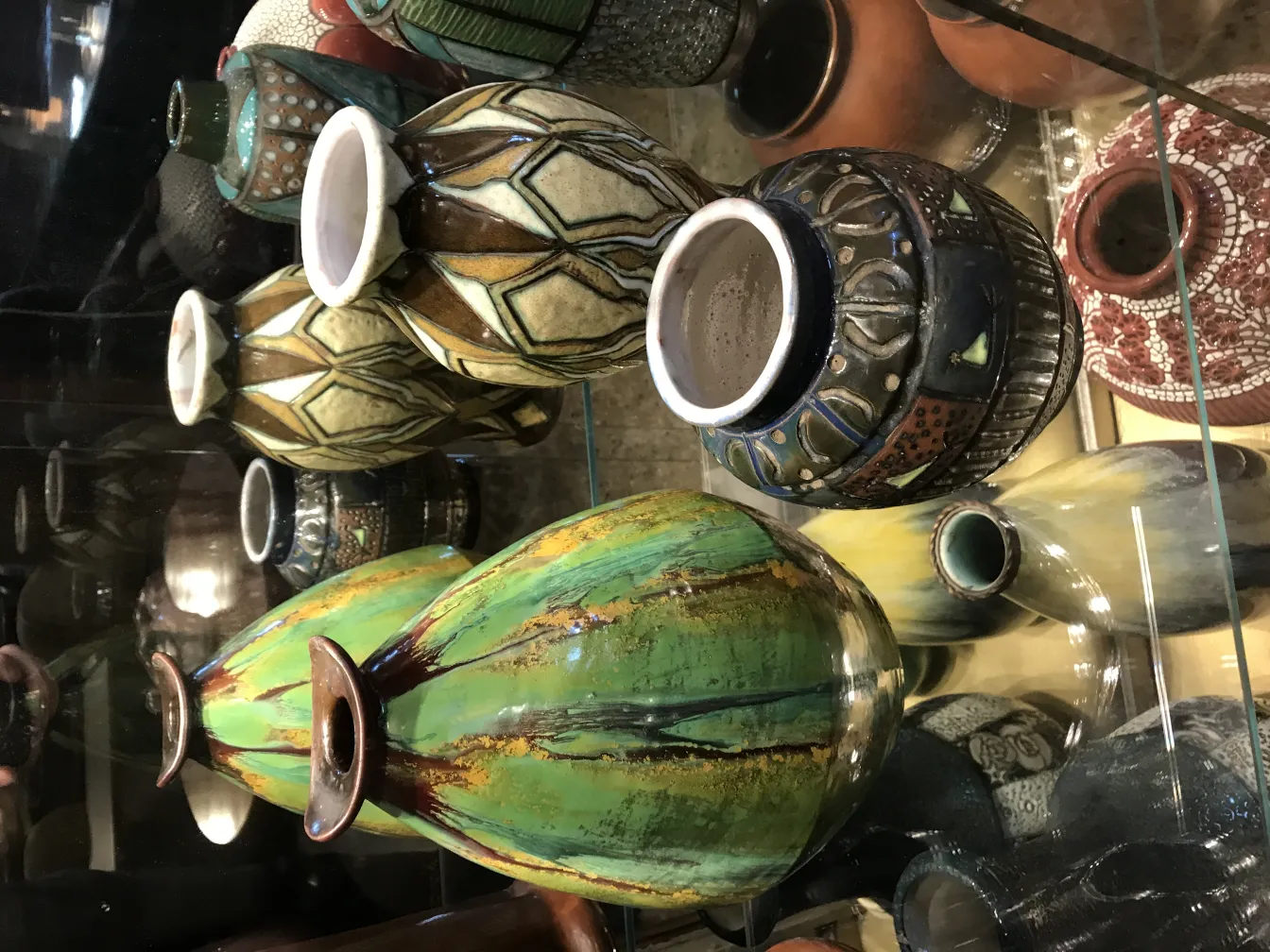 Coleção de vasos de cerâmica antiga com cores e texturas variadas.