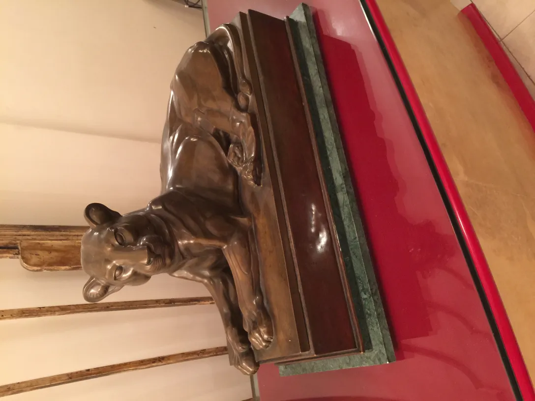 تمثال قديم لقط متكئ على قاعدة