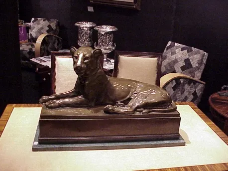 escultura antiga de um leão em uma mesa elegante